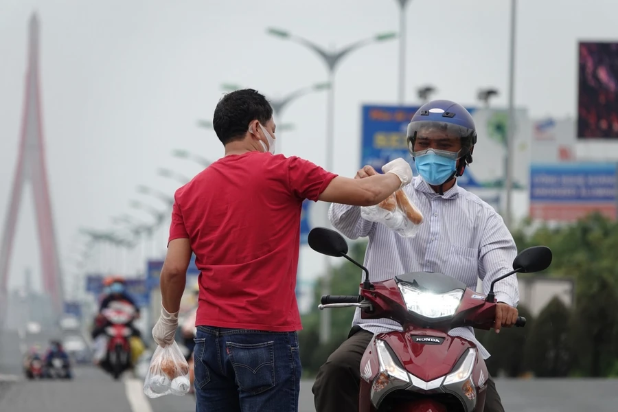 Người dân Tây Đô san sẻ nhọc nhằn cho những người con miền Tây tha hương trở về (ảnh Duy Tân).