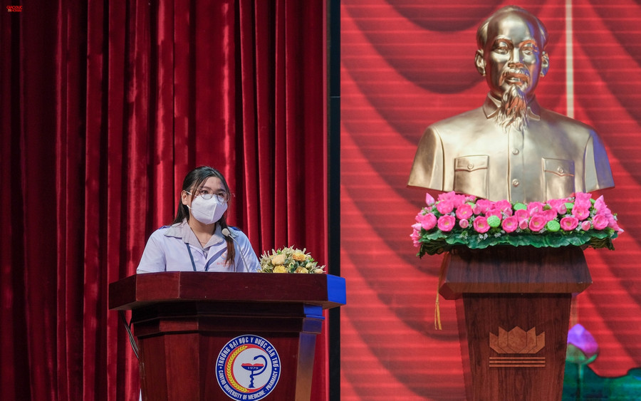 Tại buổi ra quân, Diệp Bùi Thùy Dương, sinh viên Y khoa khóa 43 (quê Sóc Trăng) vui mừng, tự tin khi tham gia đội hình hỗ trợ các địa phương ở Sóc Trăng trong công tác tiêm vaccine cho người dân. Thùy Dương thể hiện quyết tâm của toàn đoàn sẽ cùng đoàn góp sức hỗ trợ tỉnh nhà sớm chiến thắng dịch Covid-19.