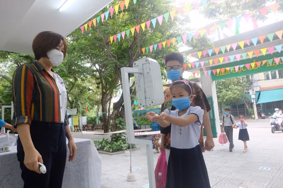 Học sinh khi vào lớp học phải rửa tay sát khuẩn.