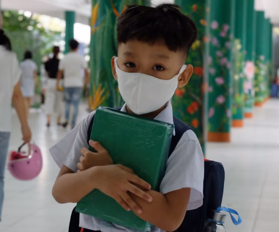 Đối với các em học sinh lớp 1, đây là ngày đầu tiên đến trường để bắt đầu năm học mới nên còn khá nhiều bỡ ngỡ.