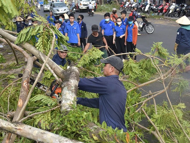 Miền Trung căng mình khắc phục hậu quả sau bão