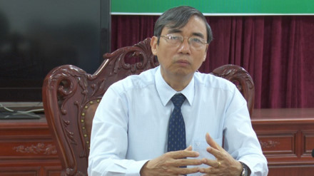 Ông Hoàng Minh Quân - Giám đốc Sở GD&ĐT tỉnh Vĩnh Phúc trao đổi với phóng viên Vì sao UBND tỉnh Vĩnh Phúc kiên quyết “xóa sổ” ngôi trường 25 năm tuổi? (Kỳ 3) ảnh 2