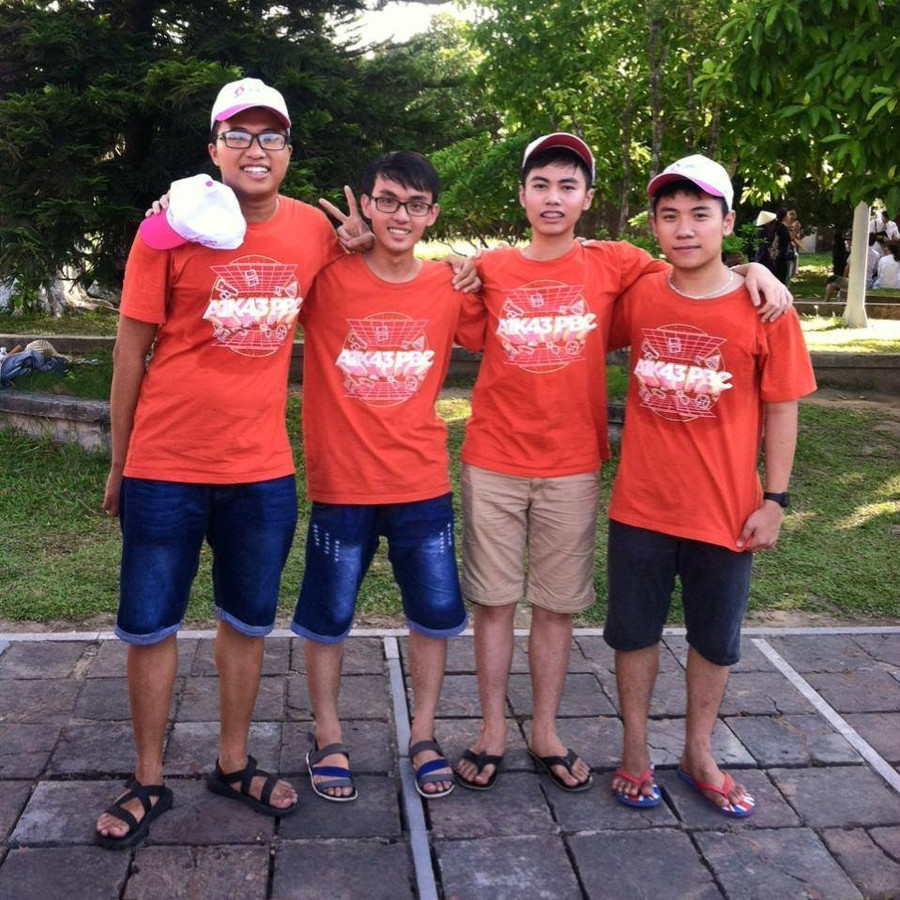 Hoàng và các bạn của mình (thứ nhất từ trái sang) Hoàng và các bạn của mình (thứ nhất từ trái sang)