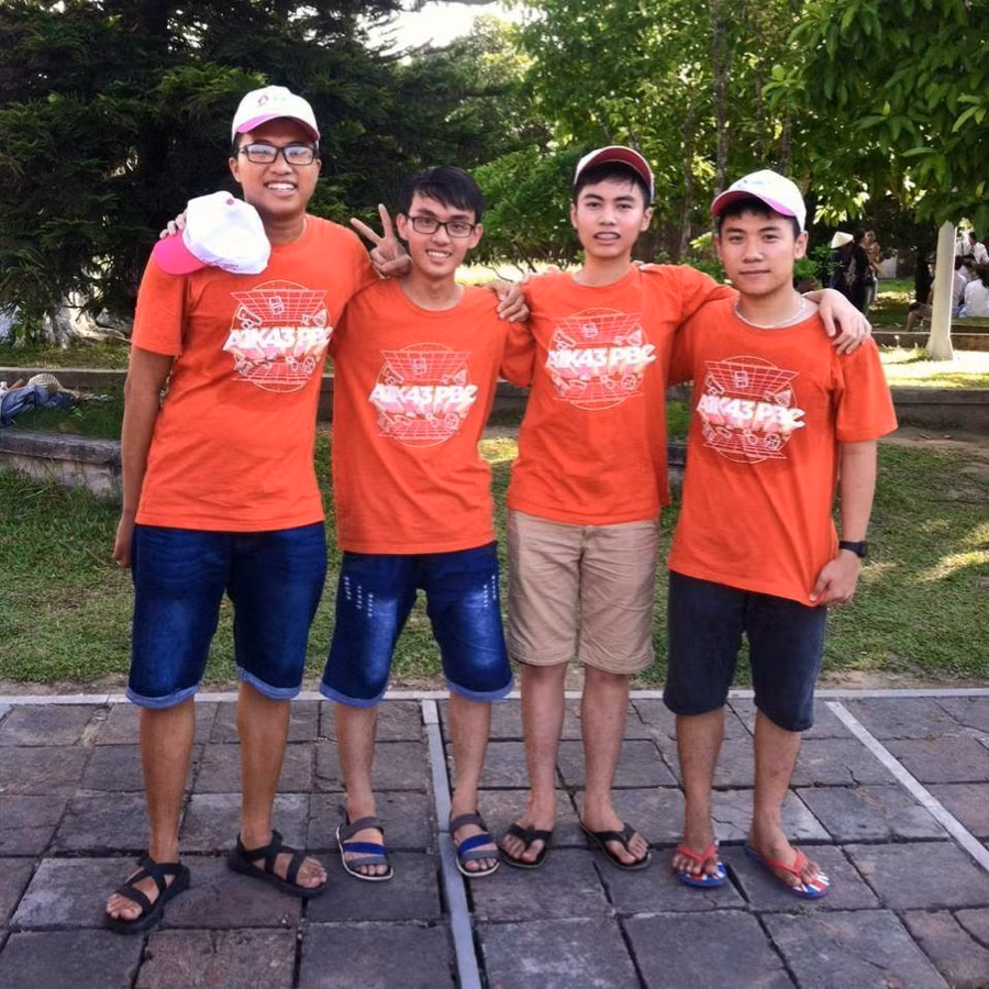 Hoàng và các bạn của mình (thứ nhất từ trái sang) Hoàng và các bạn của mình (thứ nhất từ trái sang)