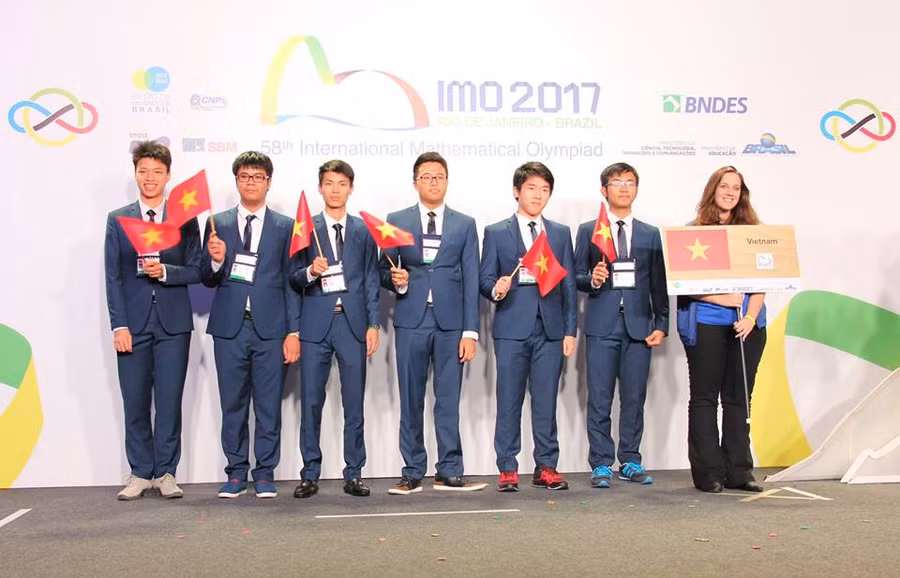 Nguyễn Cảnh Hoàng cùng các bạn đội tuyển Olympic Toán quốc tế 2017 (thứ 4 từ trái sang)