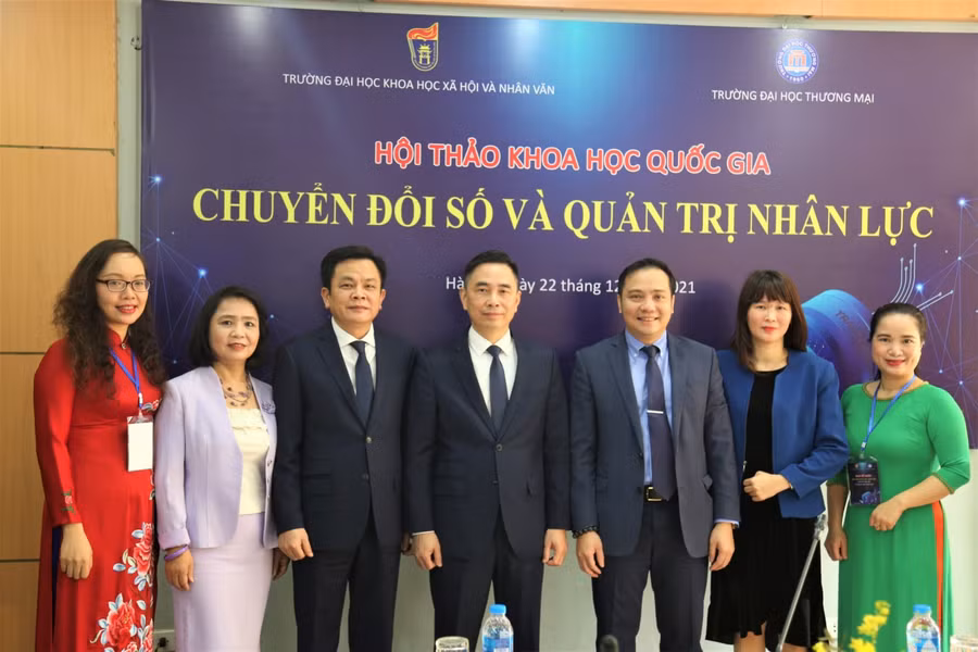 Các đại biểu tham dự hội thảo chụp ảnh lưu niệm cuối chương trình. 