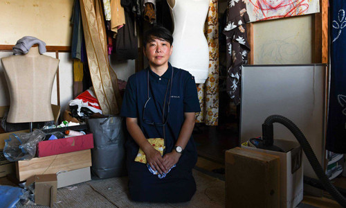 Han bắt đầu nghề dọn dẹp nhà người chết và thu gom đồ cũ năm 2012. Ảnh:SCMP. Han bắt đầu nghề dọn dẹp nhà người chết và thu gom đồ cũ năm 2012. Ảnh: SCMP.