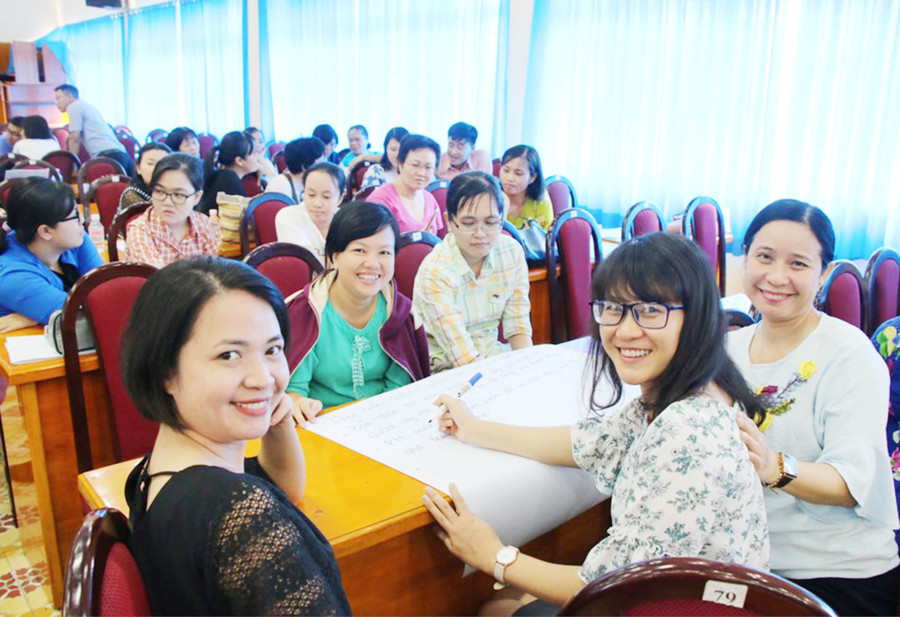 Phụ huynh Trường THPT Nguyễn Du (quận 10) tham gia thảo luận nhóm trong chuyên đề dành cho phụ huynh vào đầu năm học 2018 - 2019 Phụ huynh Trường THPT Nguyễn Du (quận 10) tham gia thảo luận nhóm trong chuyên đề dành cho phụ huynh vào đầu năm học 2018 - 2019