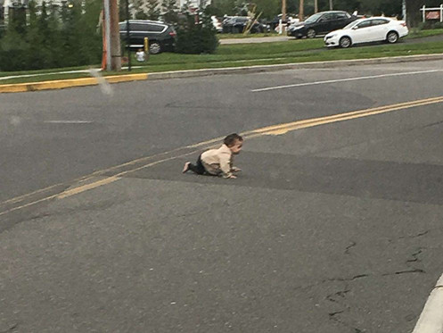 Cậu bé tự trốn ra khỏi nhà và bò trên đường. Cậu bé 5 tuổi tự trốn ra khỏi nhà và bò trên đường. Ảnh: Cory Cannon.