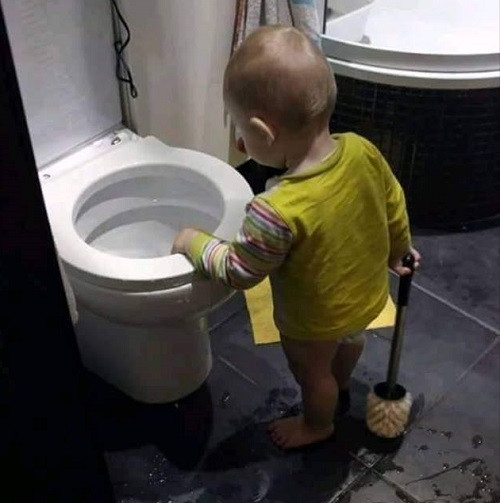 Khi bé cưng phụ việc nhà. Khi bé cưng phụ việc nhà.