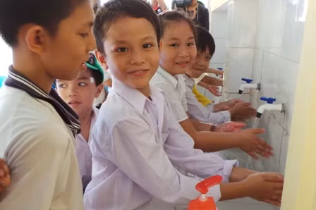 Rửa tay thường xuyên bằng xà phòng dưới vòi nước sạch là giải pháp phòng bệnh truyền nhiễm hiệu quả (Ảnh Internet)