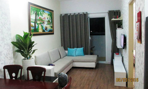 Ngôi nhà được chị Hạnh mua đầy đủ sofa, tranh tường, kệ tủ năm 2016, nhưng hiện tại chị đang muốn dẹp sofa để biến thành phòng đọc sách, cũng như bỏ tranh đi. Ảnh: Hạnh Nguyễn.