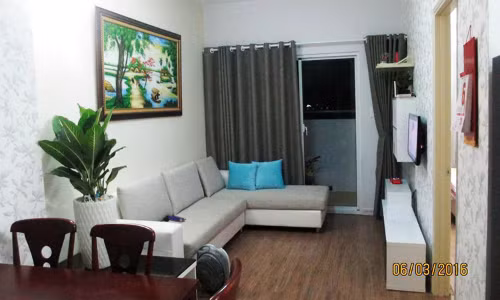 Ngôi nhà được chị Hạnh mua đầy đủ sofa, tranh tường, kệ tủ năm 2016, nhưng hiện tại chị đang muốn dẹp sofa để biến thành phòng đọc sách, cũng như bỏ tranh đi. Ảnh: Hạnh Nguyễn.