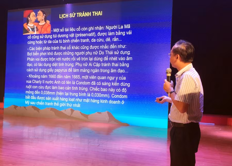 Ông Mai Trung Sơn, Phó Vụ trưởng Vụ Quy mô DS -KHHGĐ, Bộ Y tế trình bày thực trạng phá thai ở Việt Nam và thế giới trong Hội nghị hưởng ứng Ngày tránh thai thế giới