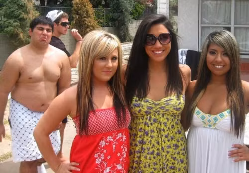 Suốt ngày chỉ biết tự sướng sống ảo thôi.