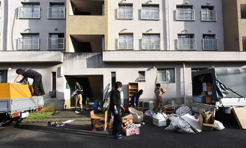 Nhân viên của Han xếp đồ lên xe tải. Ảnh:SCMP. Nhân viên của Han xếp đồ lên xe tải. Ảnh: SCMP.