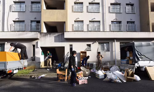 Nhân viên của Han xếp đồ lên xe tải. Ảnh: SCMP.