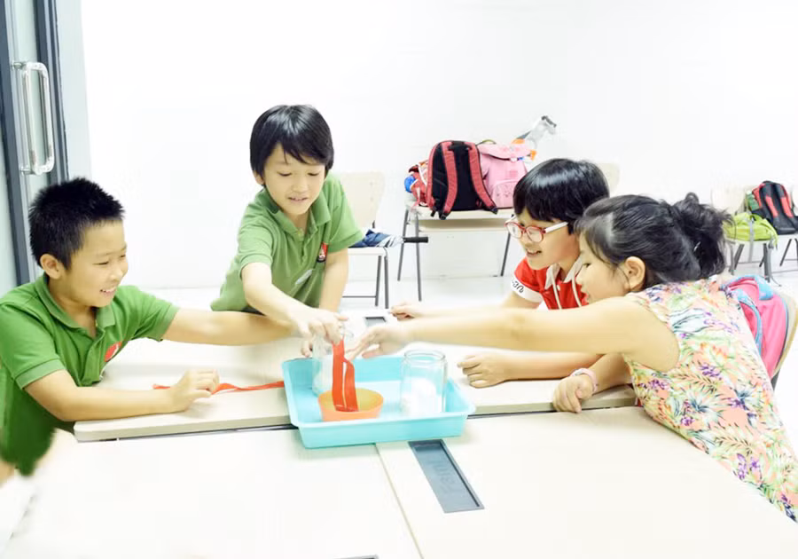 Giáo viên và phụ huynh cùng chia sẻ cảm xúc con trẻ là cách tốt nhất để phối hợp giáo dục giữa nhà trường và gia đình