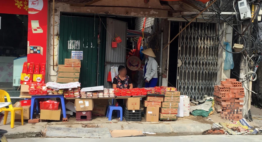 Quầy bánh Trung thu “đại hạ giá” được bày bán la liệt trên phố Trương Định, quận Hai Bà Trưng, Hà Nội (Ảnh chụp ngày 26/9, tức 17/8 âm lịch)