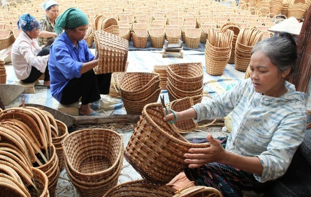 Vay vốn đơn giản, không cần tài sản thế chấp, cấp và nhận vốn ngay tại nơi người dân sinh sống được xem là “đòn bẩy” để thúc đẩy sản xuất và thoát nghèo