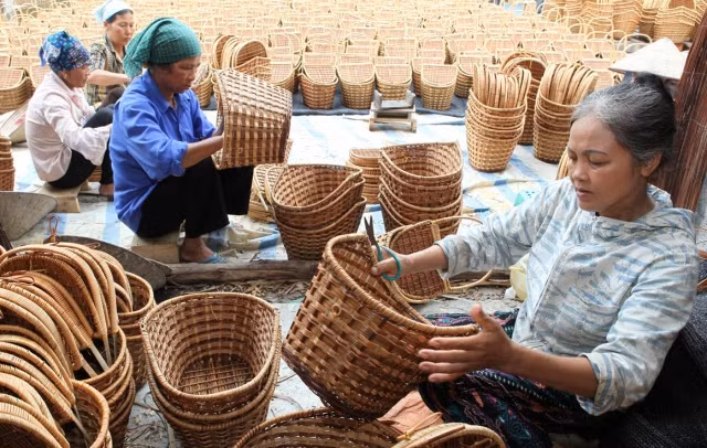 Vay vốn đơn giản, không cần tài sản thế chấp, cấp và nhận vốn ngay tại nơi người dân sinh sống được xem là “đòn bẩy” để thúc đẩy sản xuất và thoát nghèo