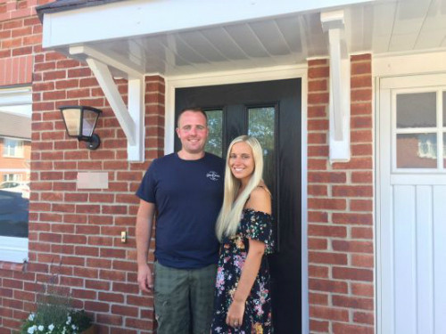 Jenny và chồng trước nhà mình. Jenny và chồng trước nhà mình. Ảnh: BPM Media.