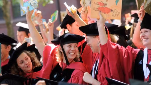 SV ĐH Harvard (TP Cambridge, bang Massachusetts) đang ăn mừng trong lễ tốt nghiệp. Nhiều người trong số họ sẽ phải dành ít nhất 10 năm đi làm sau tốt nghiệp để trả nợ cho chi phí học tập