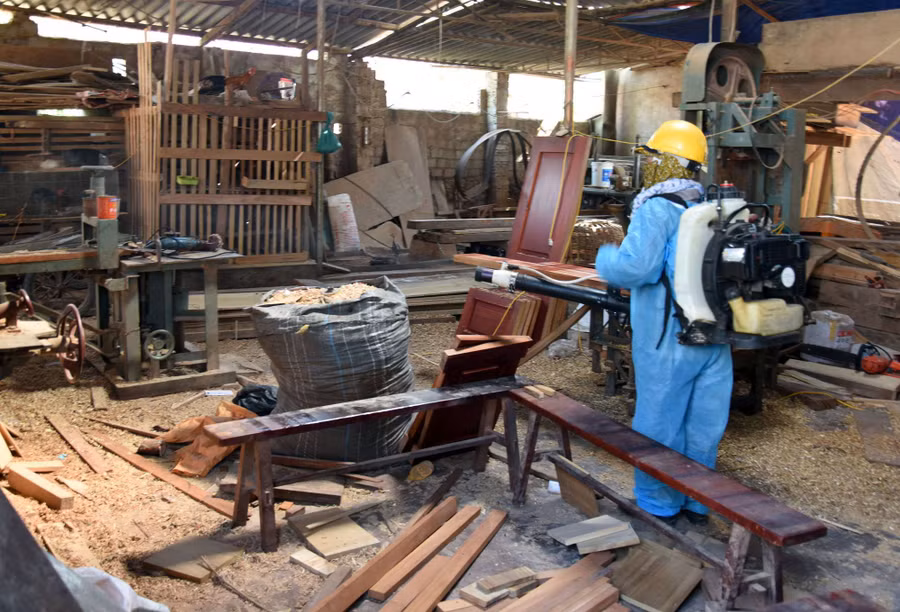 Các nhân viên y tế đang phun hóa chất xử lý môi trường tại Diễn Châu, Nghệ An