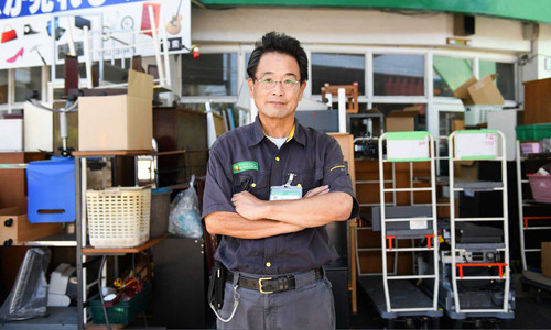 Tetsuaki Muraoka đứng trước kho thu mua đồ cũ của mình ở ngoại ô Tokyo. Ảnh:SCMP. Tetsuaki Muraoka đứng trước kho thu mua đồ cũ của mình ở ngoại ô Tokyo. Ảnh: SCMP.