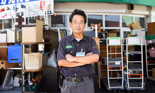 Tetsuaki Muraoka đứng trước kho thu mua đồ cũ của mình ở ngoại ô Tokyo. Ảnh: SCMP.