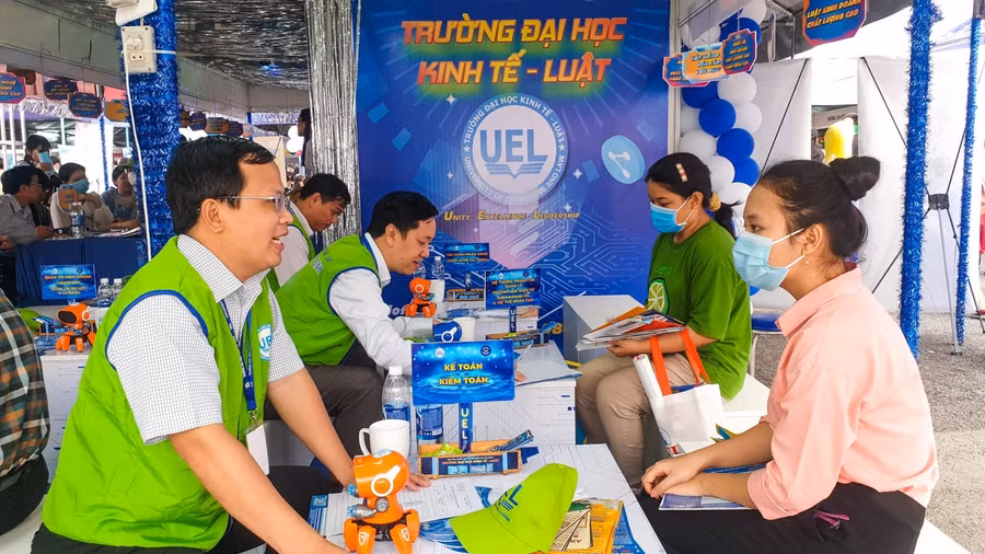 Đội ngũ chuyên gia tư vấn của Trường ĐH Kinh tế- Luật (ĐHQG TPHCM) tư vấn cho học sinh