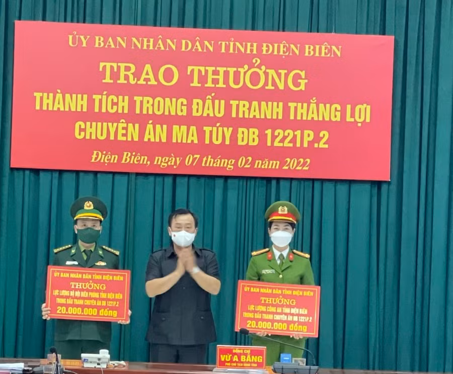 Đồng chí Vừ A Bằng, Phó Chủ tịch UBND tỉnh trao Bằng khen cho tập thể có thành tích xuất sắc trong đấu tranh chuyên án.