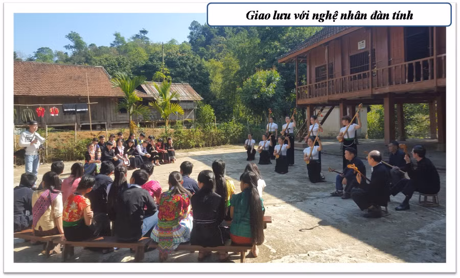 CLB nhạc cụ dân tộc của Trường PTDTNT tỉnh Điện Biên giao lưu với nghệ nhân đàn tính