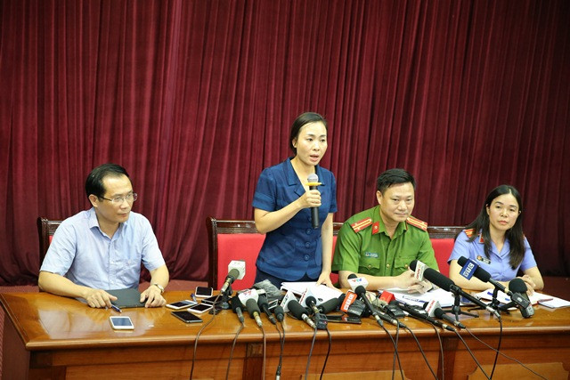 Bà Phan Thị Thu Hà - Chánh Văn phòng HĐND, UBND quận Cầu Giấy thông tin với báo chí Bà Phan Thị Thu Hà - Chánh Văn phòng HĐND, UBND quận Cầu Giấy thông tin với báo chí