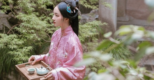 Thu nhập không chỉ cao, trở thành vú em, những người phụ nữ còn có cơ hội đổi đời, trở thành quyền quý.