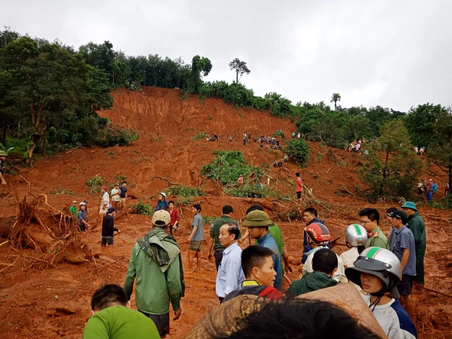 Cơ quan chức năng cùng người dân đang hỗ trợ tìm kiếm các nạn nhân bị đất vùi lấp.