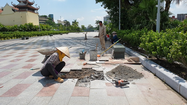 Công nhân đang vá lại phần sự cố lún nứt tại công viên Tam Bạc Công nhân đang vá lại phần sự cố lún nứt tại công viên Tam Bạc