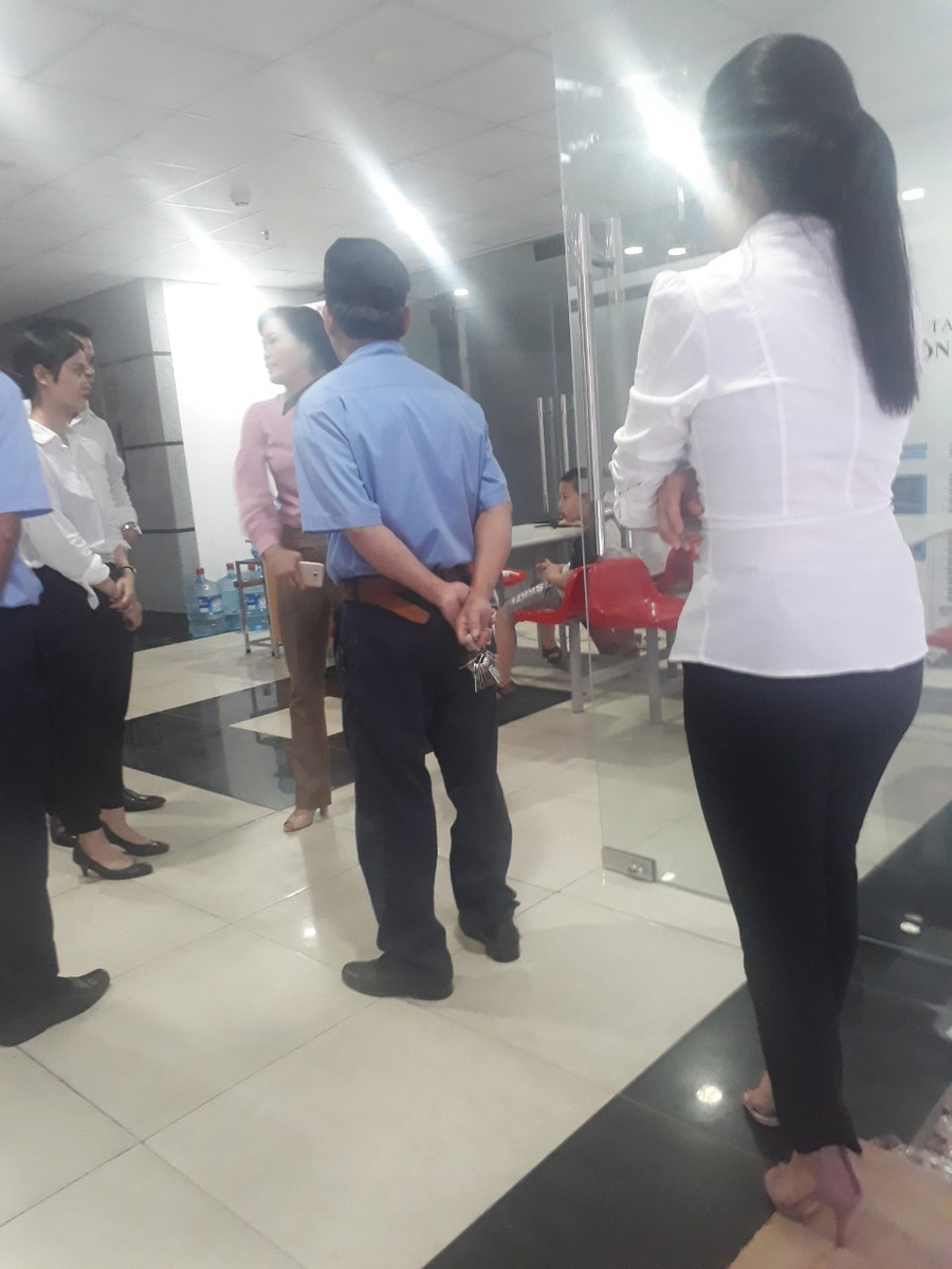 Cảnh một sinh viên đến cự cãi với cán bộ Trường ĐH Đông Đô liên quan đến văn bằng 2 Ngôn ngữ Tiếng Anh. Ảnh: TG