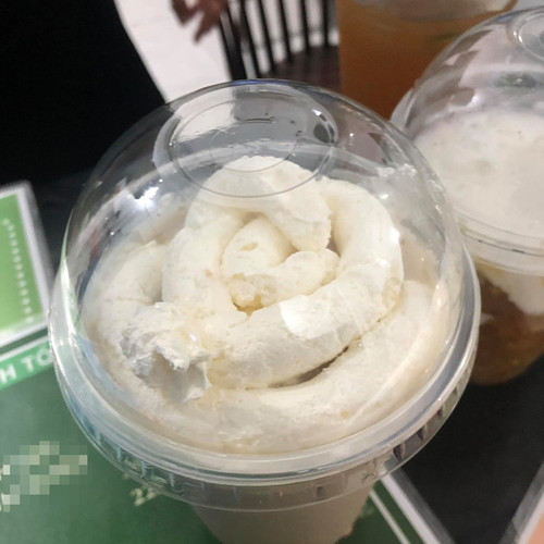 Gọi ly hồng trà kem, nữ thực khách hết hồn không biết nên uống hay bỏ ảnh 1 Lớp kem cheese có hình thù quá ấn tượng.