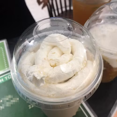 Lớp kem cheese có hình thù quá ấn tượng.