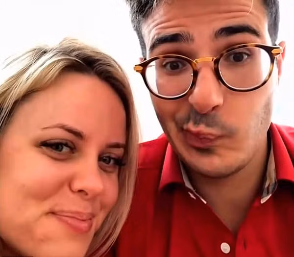 Vẻ ngoài bảnh bao cùng lời lẽ hoa mỹ của Leviev mau chóng đổ gục Fjellhoy.