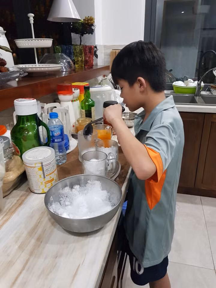 bi bo quen tren xe, be 10 tuoi ha noi song sot va 9 gio tim duong ve nha - 7