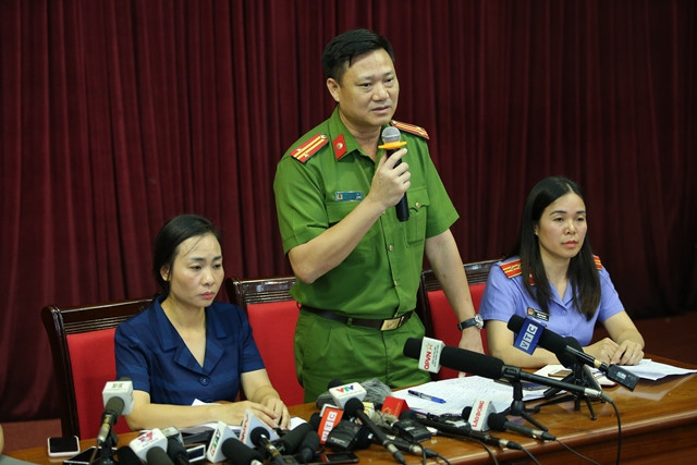 Ông Trần Văn Hóa - Phó trưởng Công an quận Cầu Giấy thông tin với báo chí Ông Trần Văn Hóa - Phó trưởng Công an quận Cầu Giấy thông tin với báo chí