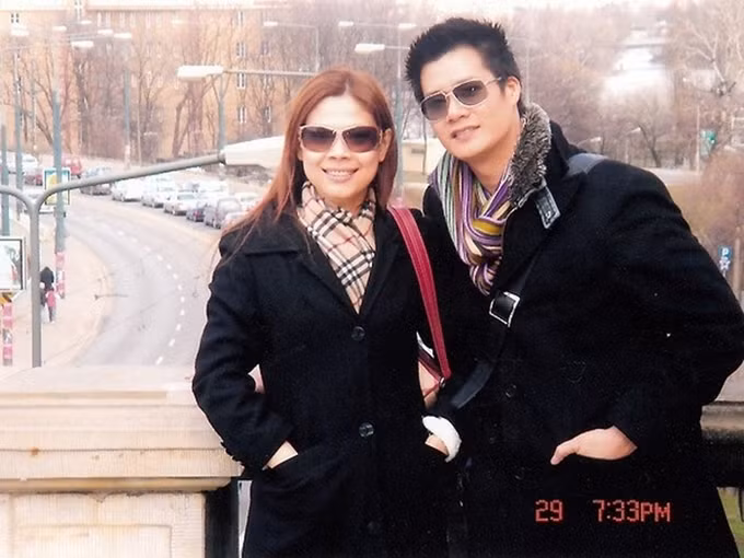 Tình cảm của Thanh Thảo và Quang Dũng nảy nở sau chuyến đi. Nữ ca sĩ từng viết: Tôi nhớ một đêm ở châu Âu, tuyết phủ trắng xóa mọi nẻo đường. Ngoài trời xuống âm độ nhưng trong lòng tôi vẫn thấy ấm chỉ vì một tấm áo khoác choàng giữa hai người. Chính anh ấy đã sưởi ấm cho tôi trong chuyến xe mùa đông lạnh giá. Tôi đã bắt đầu yêu một chàng ca sĩ hiền lành, ít nói và có giọng hát ru lòng người.