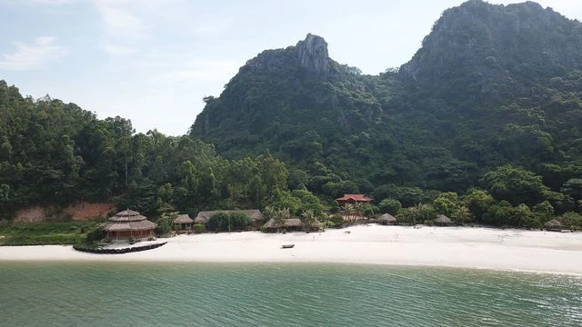 Hàng loạt các công trình xây dựng trái phép trên các đảo bị "sờ gáy"