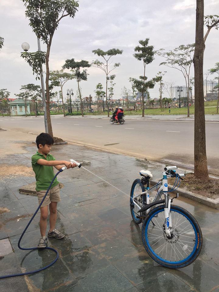 bi bo quen tren xe, be 10 tuoi ha noi song sot va 9 gio tim duong ve nha - 6