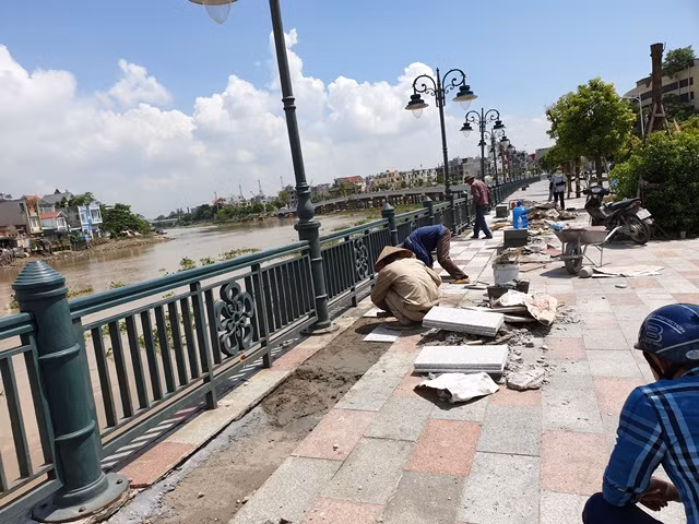 Một đoạn vỉa hè giáp sông Tam Bạc cũng xuất hiện lún, nứt Một đoạn vỉa hè giáp sông Tam Bạc cũng xuất hiện lún, nứt