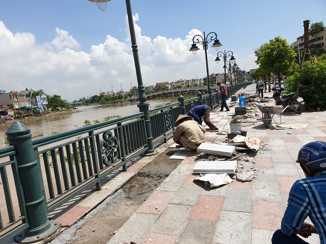Một đoạn vỉa hè giáp sông Tam Bạc cũng xuất hiện lún, nứt Một đoạn vỉa hè giáp sông Tam Bạc cũng xuất hiện lún, nứt