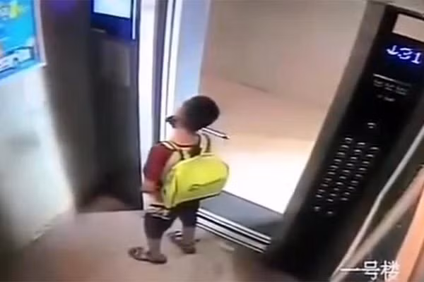 Bài học cay đắng cho bé trai nghịch dại trong thang máy