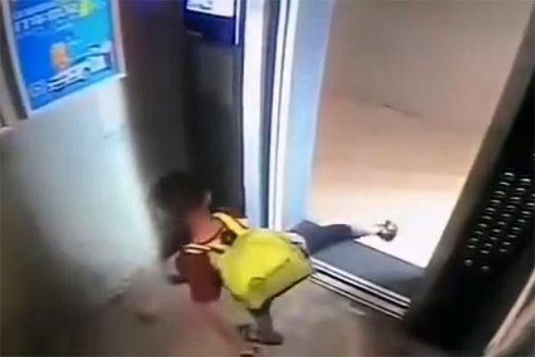 Bài học cay đắng cho bé trai nghịch dại trong thang máy